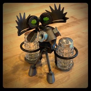 Salt and pepper stand